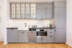 Kjøleskap, mikrobølgeovn, ovn og kokeplater