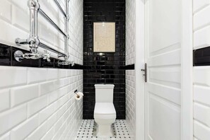 Shower, hair dryer - Air Conditioned Apartment | Kazimierz & Air Conditioning (Kraków)