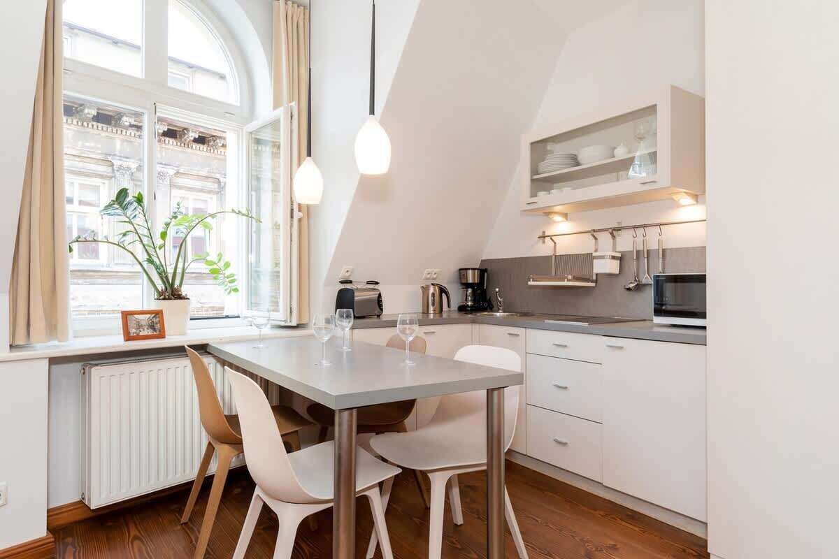 Kjøleskap, mikrobølgeovn, kokeplater og kaffetrakter/tekoker