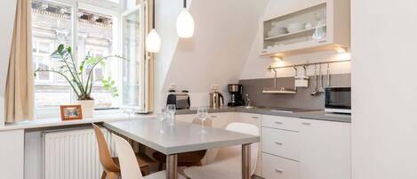 Refrigerador, microondas, parrilla de estufa y cafetera y tetera