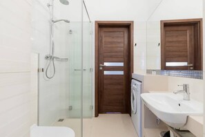 Shower, hair dryer, towels, shampoo