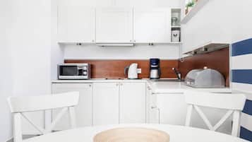 Wasserkocher mit Kaffee-/Teezubehör, Kühlschrank, Mikrowelle, Herdplatte