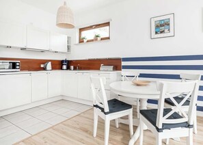 Fridge, microwave, stovetop, dishwasher - Comfortable Apartment with Balcony and Garage | Close to the Center (Swinoujscie)