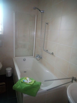 Combined shower/tub, hair dryer, towels, soap