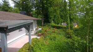 A garden with a gazebo, a pond, and a variety of plants and trees. - Beautiful detached holiday home with a sunny location and panoramic views (Lissendorf)