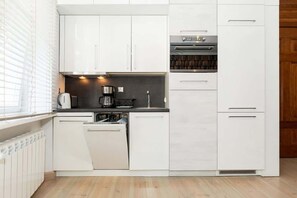 Fridge, oven, stovetop, dishwasher