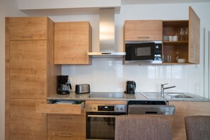 Kühlschrank, Mikrowelle, Ofen, Herdplatte