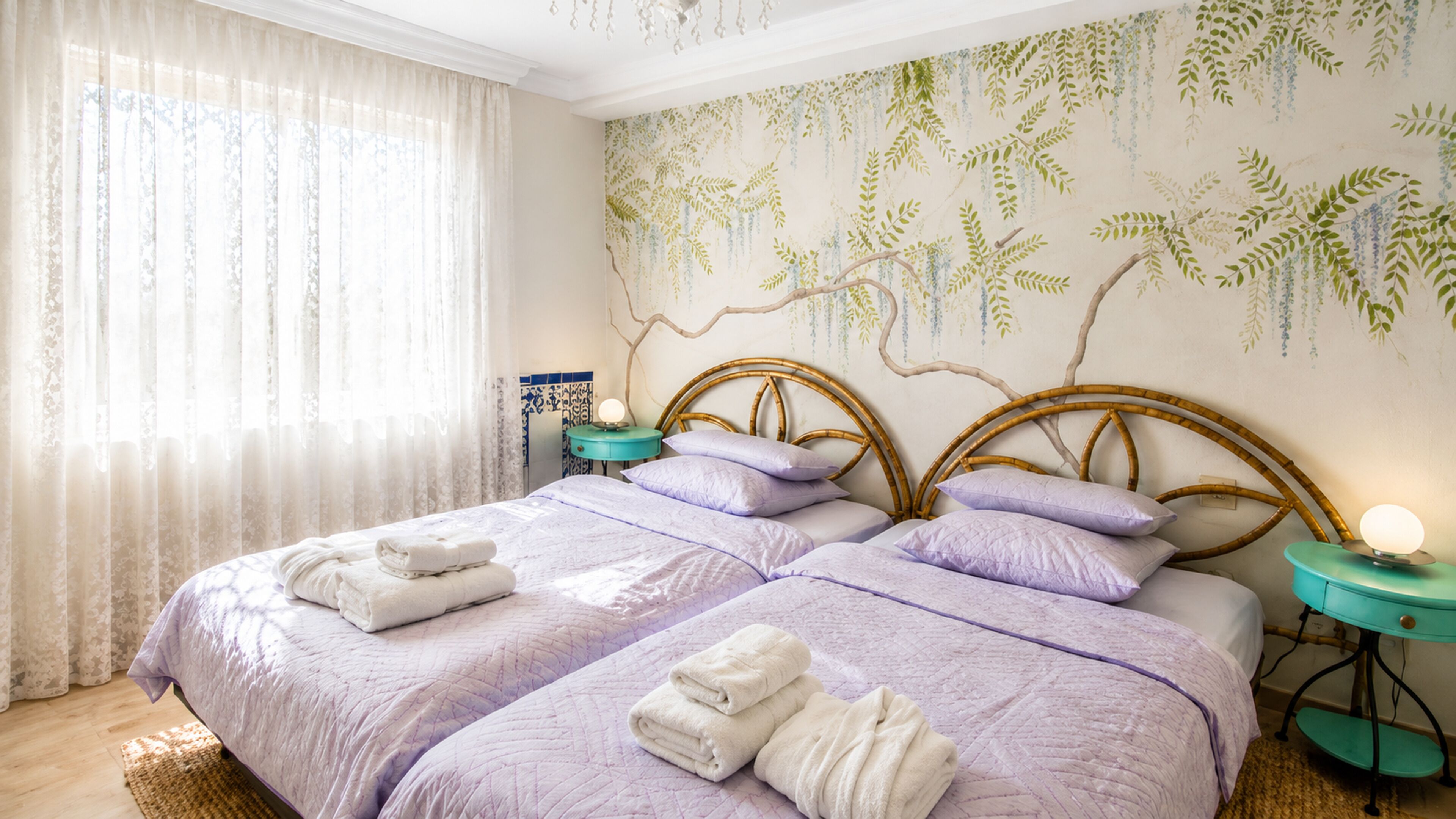 1 habitación, tabla de planchar con plancha y cuna de viaje 