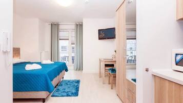 Iron/ironing board, WiFi, bed sheets