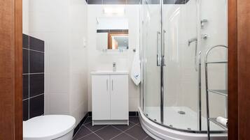 Shower, hair dryer, towels, shampoo