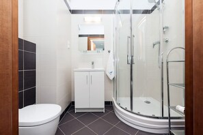 Dusche, Haartrockner, Handtücher, Shampoo