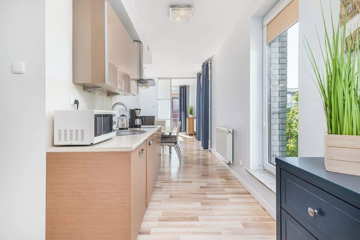 Een koelkast, een microgolfoven, een kookplaat, een vaatwasser