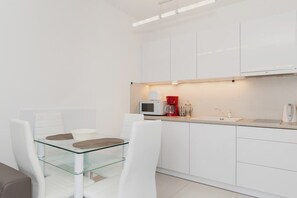 Kühlschrank, Mikrowelle, Herdplatte, Wasserkocher mit Kaffee-/Teezubehör
