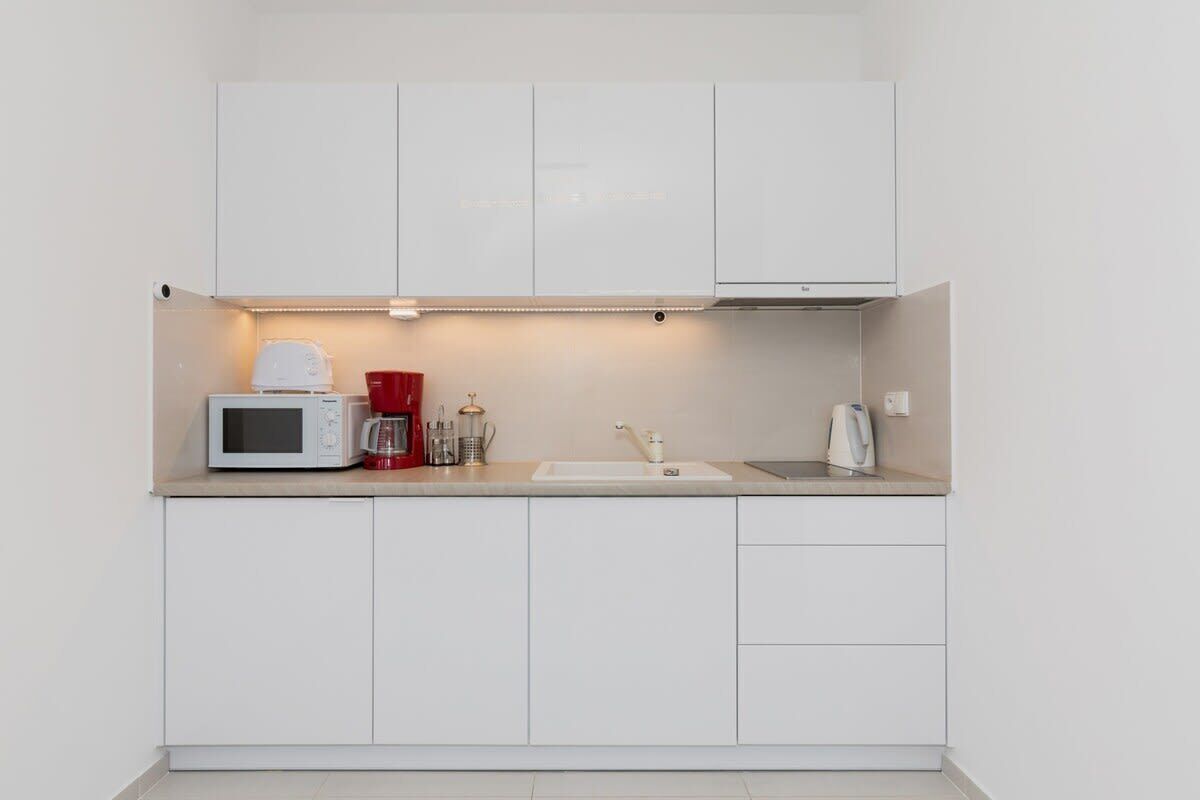 Frigorífico, microondas, placa de cocina y cafetera o tetera