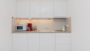 Kühlschrank, Mikrowelle, Herdplatte, Wasserkocher mit Kaffee-/Teezubehör