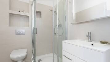 Dusche, Haartrockner, Handtücher, Shampoo