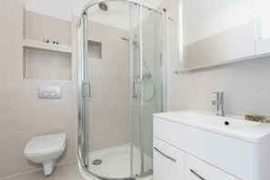 Shower, hair dryer, towels, shampoo
