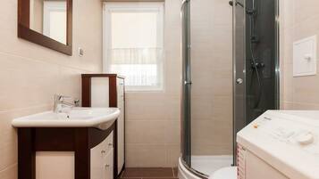 Dusche, Haartrockner, Handtücher