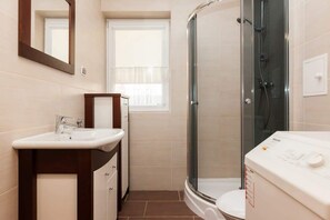 Shower, hair dryer, towels