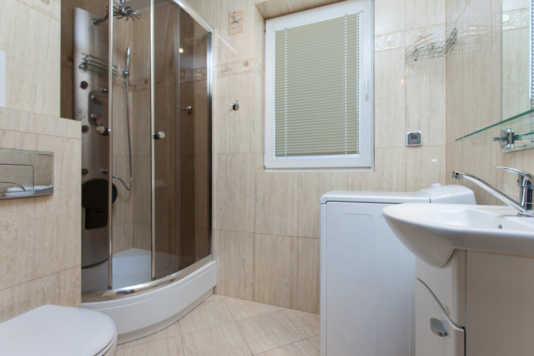 Dusche, Haartrockner, Handtücher