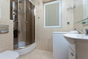 Shower, hair dryer, towels