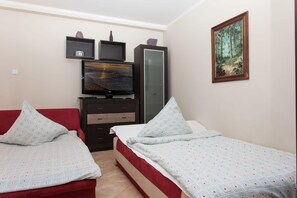 Iron/ironing board, WiFi, bed sheets