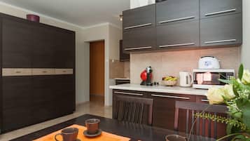 Refrigerador, microondas, parrilla de estufa y cafetera y tetera