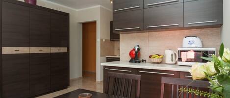 Kjøleskap, mikrobølgeovn, kokeplater og kaffetrakter/tekoker