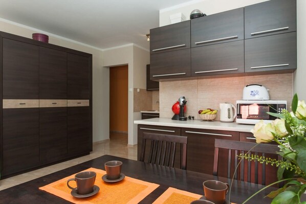 Fridge, microwave, stovetop, coffee/tea maker