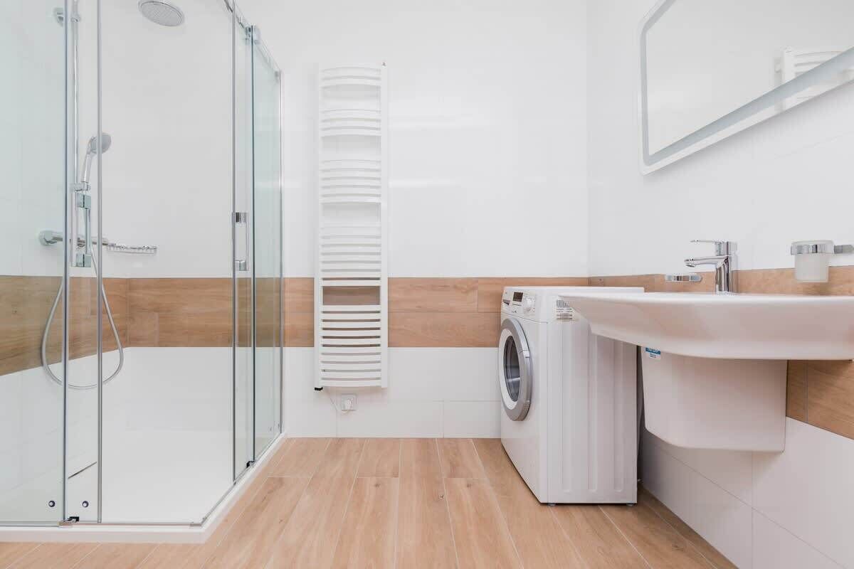 Shower, hair dryer, towels, shampoo