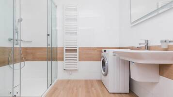 Shower, hair dryer, towels, shampoo