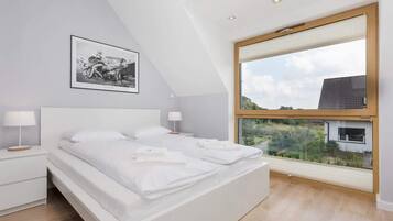 5 bedrooms, iron/ironing board, WiFi, bed sheets