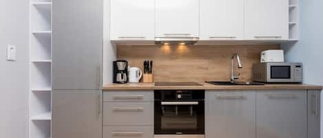 Frigorifero, microonde, forno, piano cottura