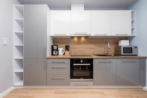 Coffee/tea maker, fridge, microwave, oven
