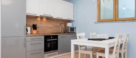Coffee/tea maker, fridge, microwave, oven