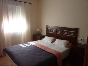 3 bedrooms, iron/ironing board, WiFi, bed sheets