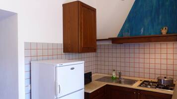 Kühlschrank, Ofen, Herdplatte, Wasserkocher mit Kaffee-/Teezubehör