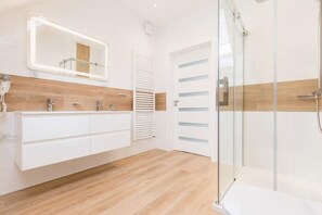 Shower, hair dryer, towels, shampoo