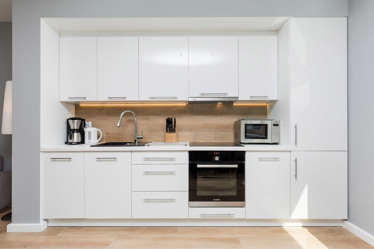 Coffee/tea maker, fridge, microwave, oven