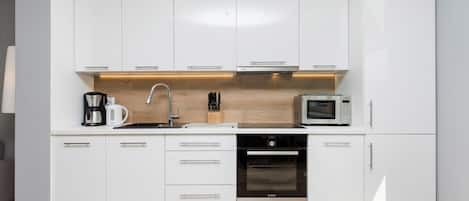 Coffee/tea maker, fridge, microwave, oven