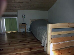 2 quartos, ferros/tábuas de passar roupa, berço de viagem