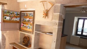 Un intérieur rustique avec un banc en bois, des étagères remplies de livres et des paniers.