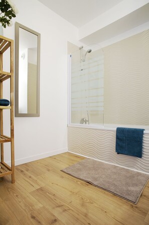 Badewanne, Haartrockner, Handtücher, Toilettenpapier
