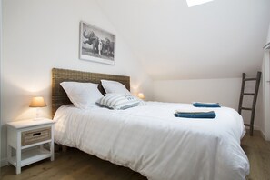2 chambres, fer et planche à repasser, lit de bébé portatif