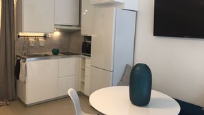 Wasserkocher mit Kaffee-/Teezubehör, Kühlschrank, Mikrowelle, Herdplatte