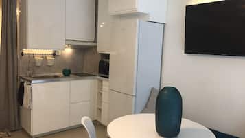 Réfrigérateur, micro-ondes, plaque de cuisson, cafetiÚre/bouilloire