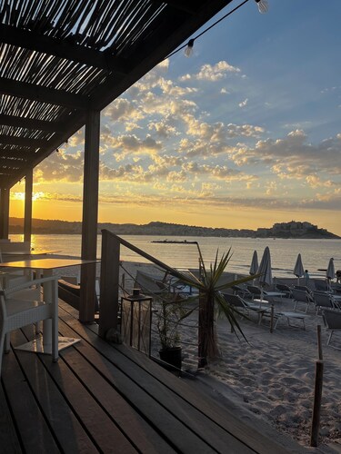 Studio standing jardin privé,climatisé,le confort au soleil à deux pas de la mer