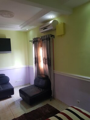 Tabla de planchar con plancha, wifi, ropa de cama