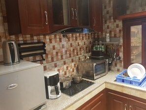 Frigorífico, microondas, horno y placa de cocina