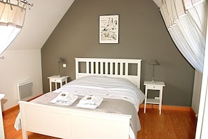 5 bedrooms, iron/ironing board, free WiFi, bed sheets